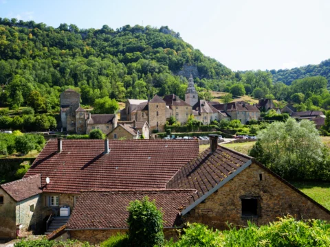 Le village de Baume-les-Messieurs au pied des falaises boisées de la reculée